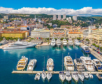 Ansicht des Hafens von Rijeka von schräg oben Richtung Stadt